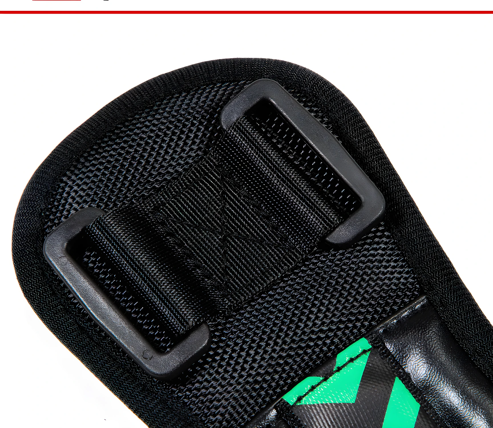 Corrector de postura con flechas para espalda, detalle de correas y hebillas ajustables.