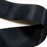 Corrector de postura de flecha negro para espalda superior, tejido texturizado en primer plano.