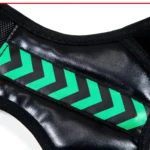 Corrector de postura espalda superior con diseño de flechas verdes en material negro brillante.