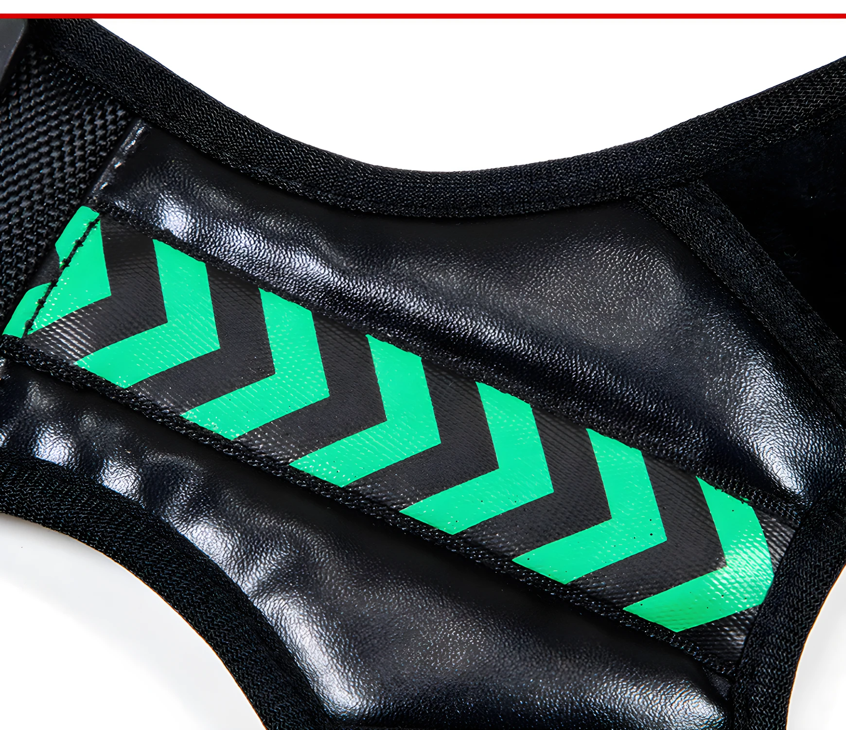 Corrector de postura espalda superior con diseño de flechas verdes en material negro brillante.