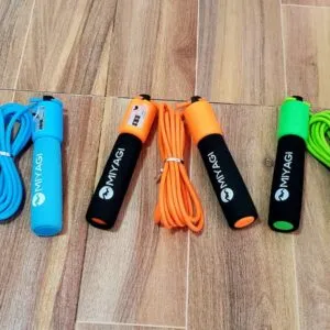 Lazo contador Miyagi azul, naranja y verde sobre fondo de madera.