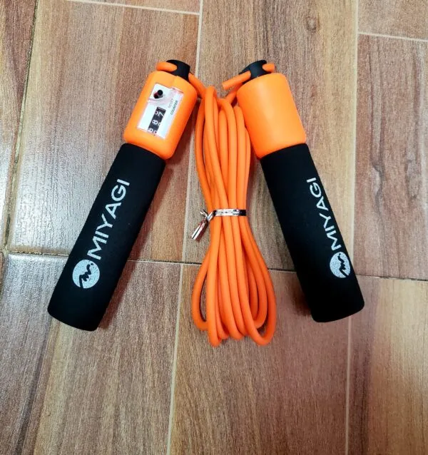 Lazo contador de Miyagi, naranja y negro, ideal para entrenamiento y ejercicio.