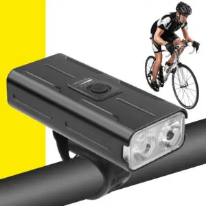 Linterna LED recargable para bicicleta con 6 modos de luz, visible en un ciclista.