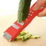 Rebanador de verduras 5 en 1 de acero inoxidable rebanando pepino sobre tabla de madera.