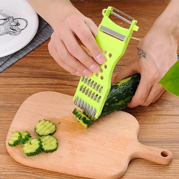Rebanador de verduras 5 en 1 cortando pepino en rodajas con estilo ondulado.