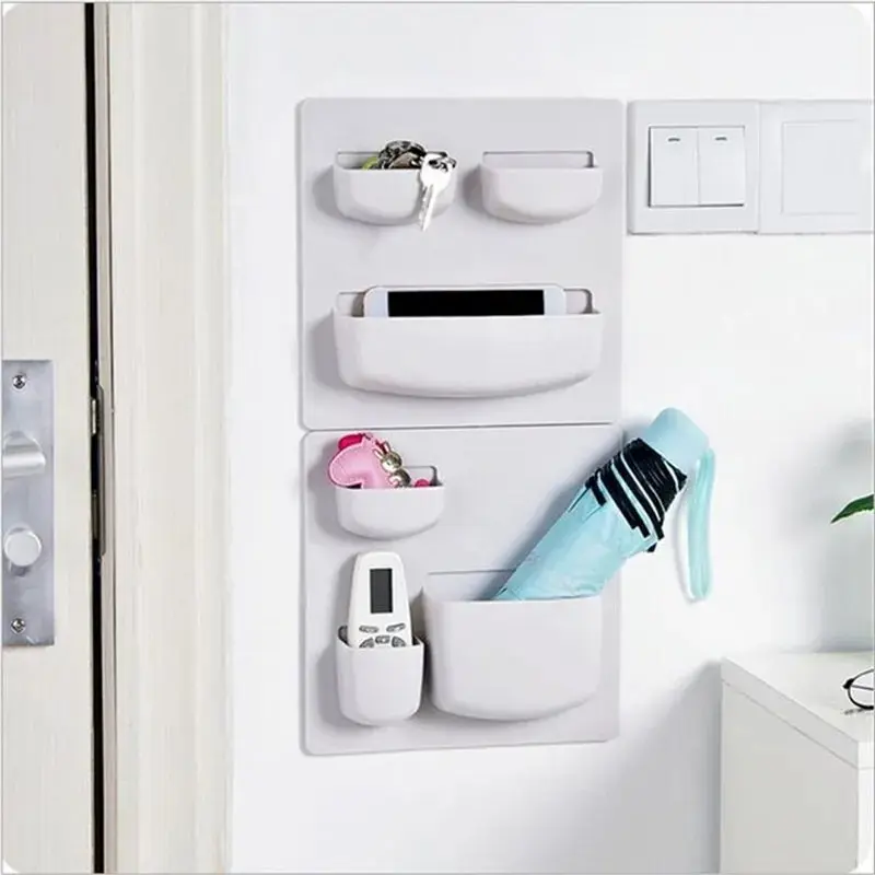 Set x2 estantes de pared blancos con llaves, celular, control y sombrilla azul.