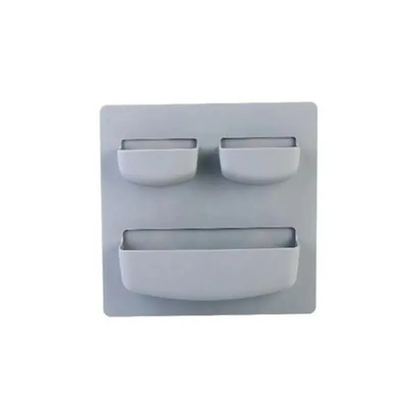 Estante de pared de pasta con dos compartimentos superiores y uno inferior, color gris claro.