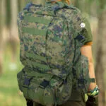 Morral militar táctico 56L camuflado, ideal para asalto y camping.