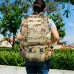 Morral táctico militar grande 56L de asalto en camuflaje desértico, visto desde atrás.