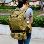 Morral militar táctico de asalto de 56 litros para camping, con múltiples compartimentos y correas.