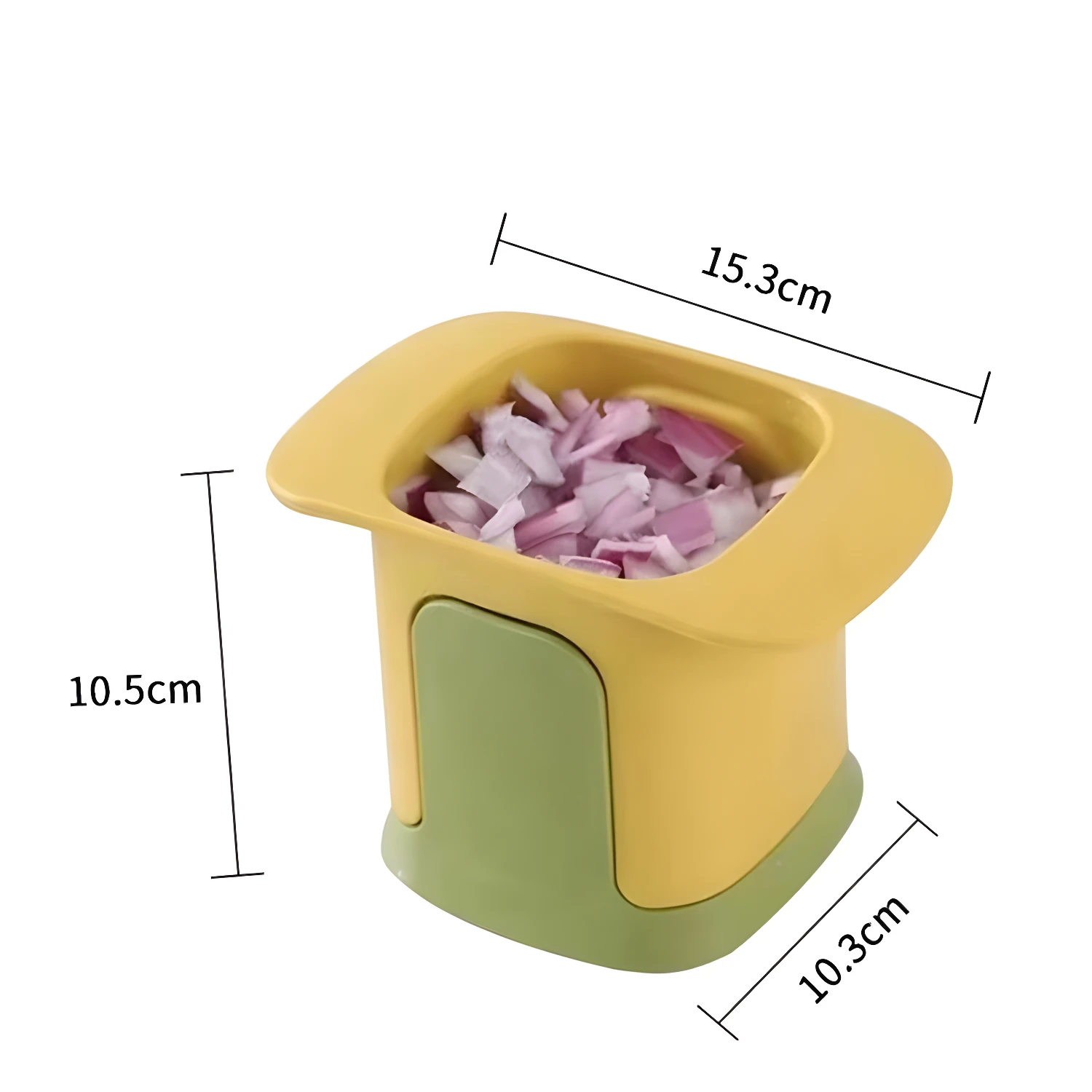 Picador de verduras amarillo y verde con papas picadas.