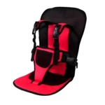 Silla de seguridad infantil ajustable para carro, asiento rojo y negro con arnés.