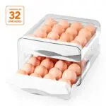 Contenedor de huevos con capacidad para 32 unidades, con diseño de dos bandejas extraíbles.