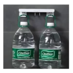 Soporte blanco para colgar dos botellas de agua C'estbon de 4.5L.