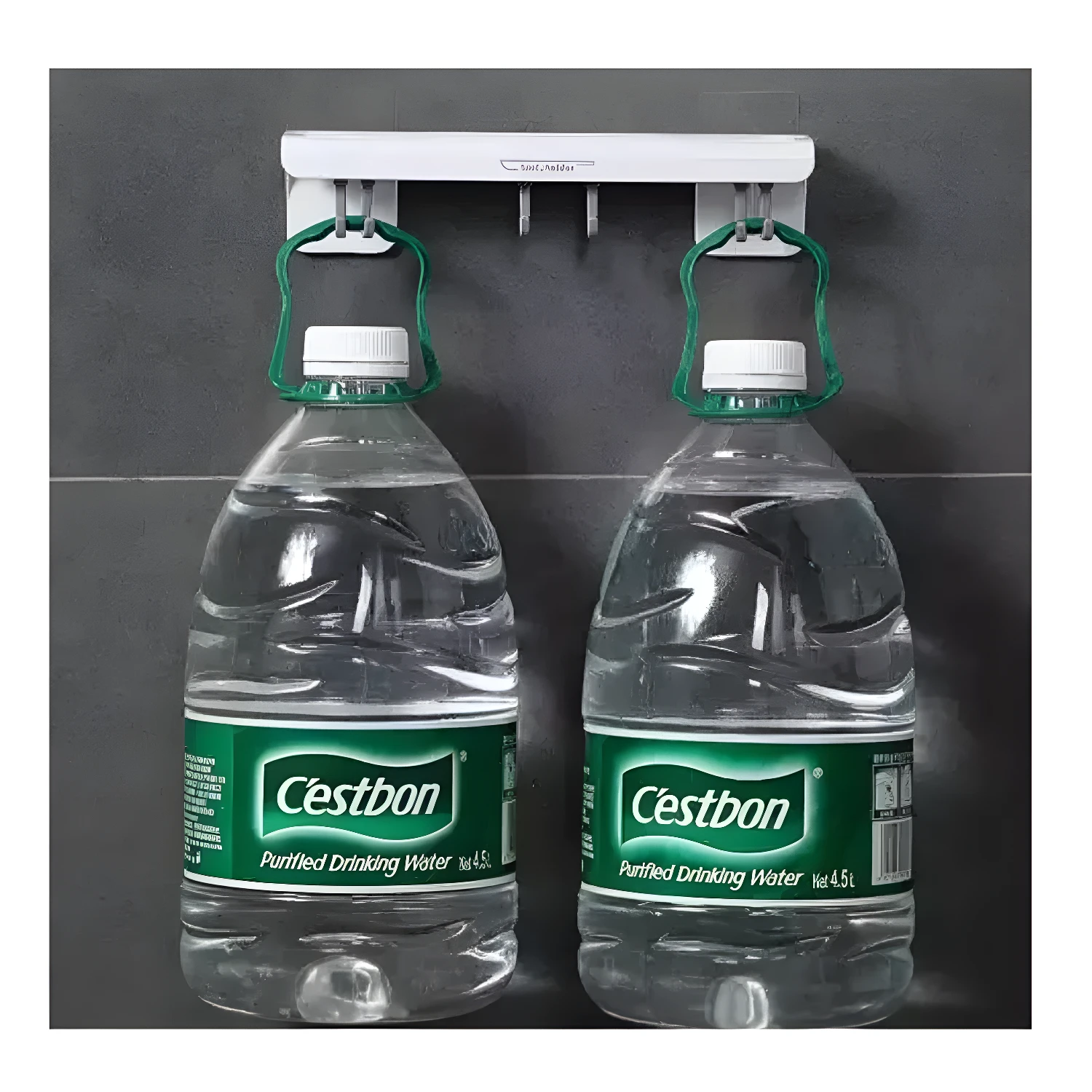 Soporte blanco para colgar dos botellas de agua C'estbon de 4.5L.