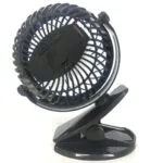Ventilador portátil negro con clip, ideal para carro, funciona con 12V o USB.