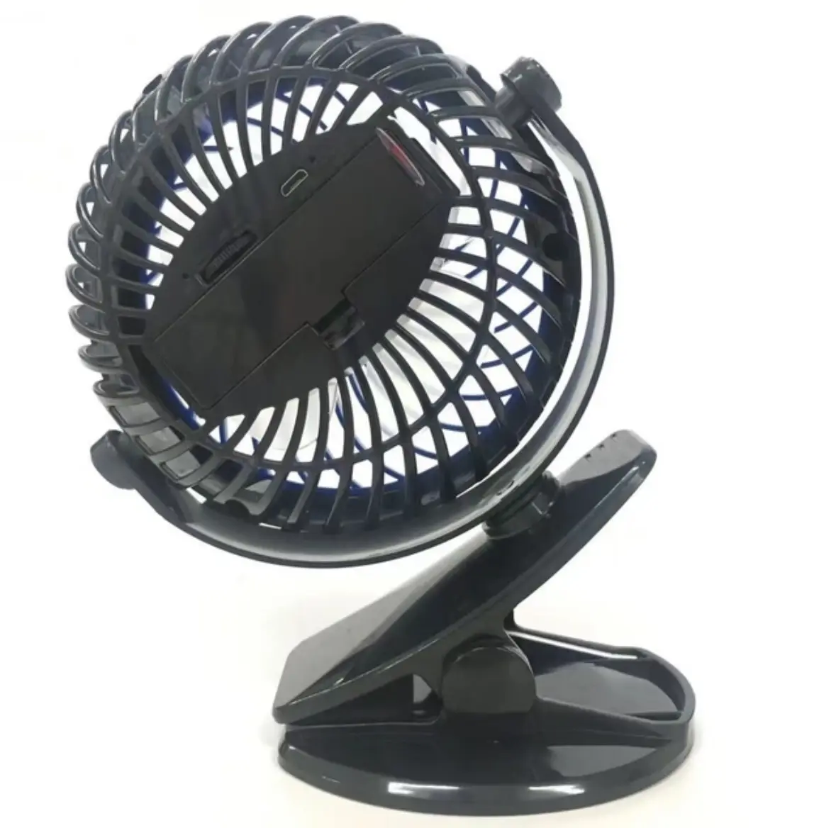Ventilador portátil negro con clip, ideal para carro, funciona con 12V o USB.