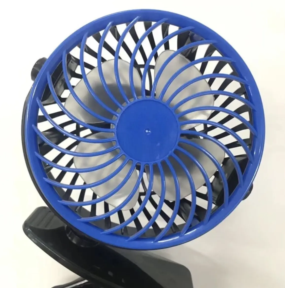 Ventilador portátil azul para carro con clip, funciona a 12V y USB, ideal para enfriar.