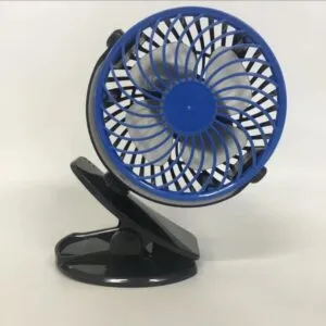 Ventilador portátil azul con clip negro de 12V, ideal para carro y carga USB.