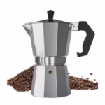 Cafetera italiana de aluminio color plata para 6 tazas, con granos de café tostado.