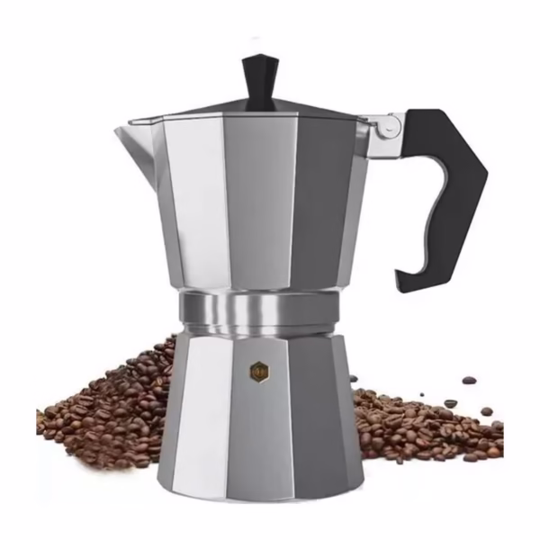Cafetera italiana de aluminio color plata para 6 tazas, con granos de café tostado.