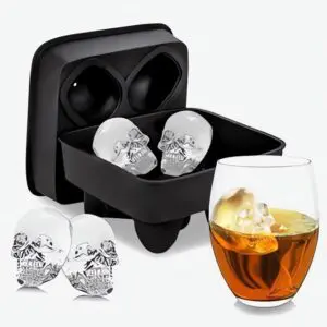 Molde de silicona para hacer hielos en forma de calavera, ideal para bebidas.