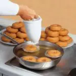 Set x2 Molde Donas: Haz donas caseras fácilmente con este molde y fríelas en sartén.