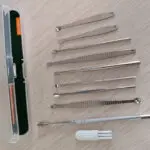 Kit de 10 piezas para limpieza de oídos con extractores de metal y estuche.