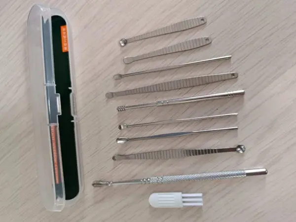 Kit de 10 piezas para limpieza de oídos con extractores de metal y estuche.