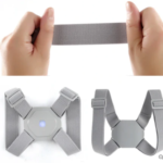 Corrector de postura ajustable con sensor gris: correas elásticas, cierre, diseño ergonómico.