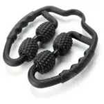 Rodillo masajeador corporal con mangos ergonómicos y rodillos texturizados para aliviar la tensión muscular.