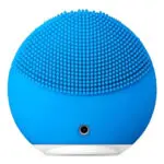 Limpiador Foreo Mini Luna azul con cerdas de silicona y puerto de carga.