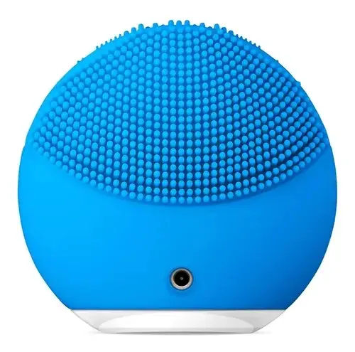 Limpiador Foreo Mini Luna azul con cerdas de silicona y puerto de carga.