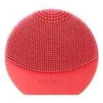 Foreo Luna Mini limpiador facial y masajeador de silicona en color rojo.