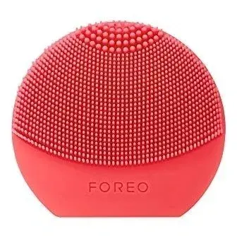 Foreo Luna Mini limpiador facial y masajeador de silicona en color rojo.
