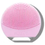 Limpia y masajea tu rostro con el Foreo Luna Mini, un dispositivo de silicona rosa para el cuidado de la piel.