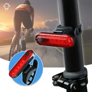 Luz LED trasera roja para bicicleta, impermeable y ajustable, vista de cerca.