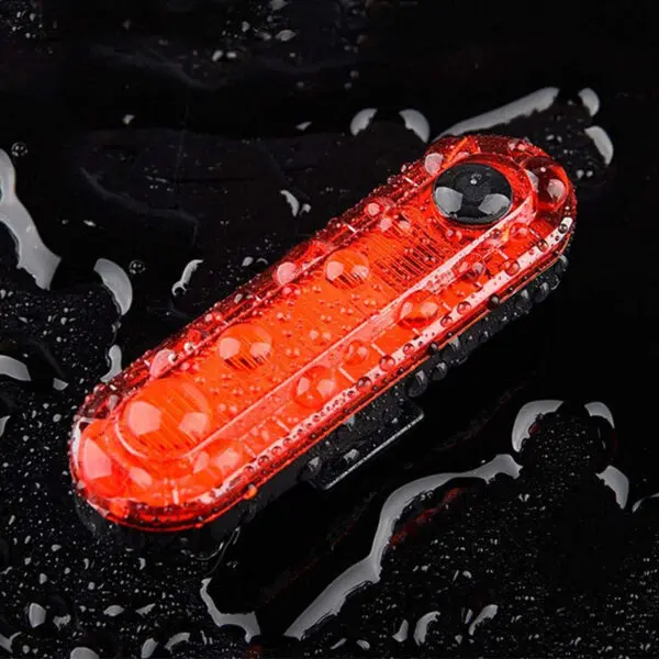 Luz LED roja para bicicleta, impermeable y con gotas de agua, ideal para ciclismo nocturno.