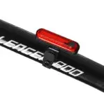 Luz LED roja para bicicleta impermeable, marca Lenger 800, vista lateral.