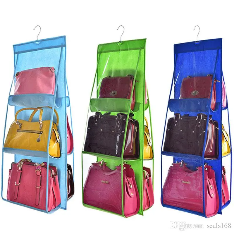 Porta bolsos colgante con 3 compartimentos transparentes y varios bolsos de mano de colores.