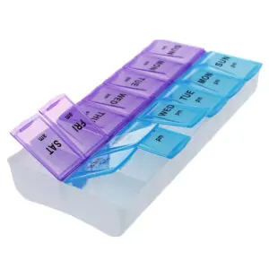 Pastillero semanal con compartimentos de día y noche en colores azul y morado.