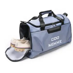 Bolso grande de viaje azul con compartimento para zapatos y texto "COO MIKKE".