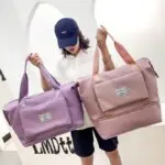Bolso viajero morado y rosa de gran capacidad con bolsillo frontal, ideal para escapadas.