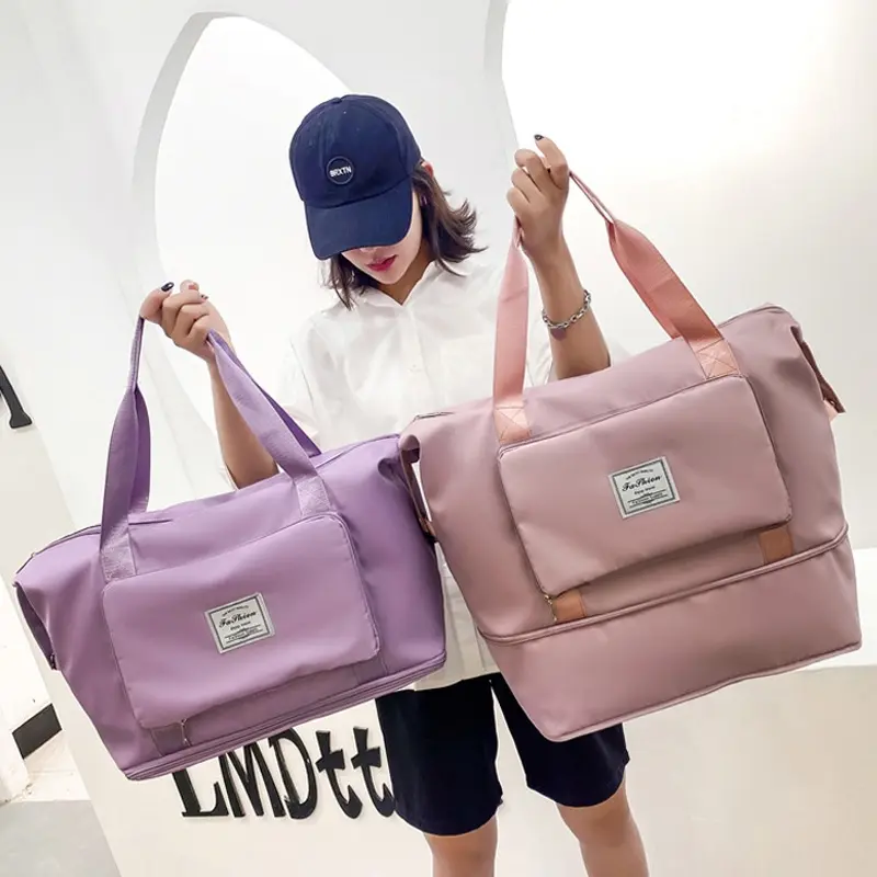 Bolso viajero morado y rosa de gran capacidad con bolsillo frontal, ideal para escapadas.