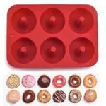 Molde de silicona rojo para 3 mini donas, junto a 10 donas decoradas.