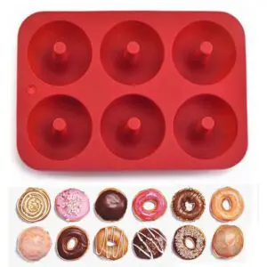 Molde de silicona rojo para 3 mini donas, junto a 10 donas decoradas.