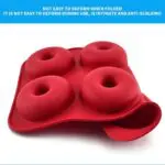 Molde de silicona rojo para 3 mini donas, flexible y antiadherente.