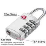 Candado Travel Sentry plateado para maleta con 4 diales, hueco para llave y sello TSA.
