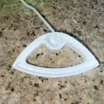 Picador de alimentos manual blanco con cuerda, diseño ergonómico y fácil de usar.