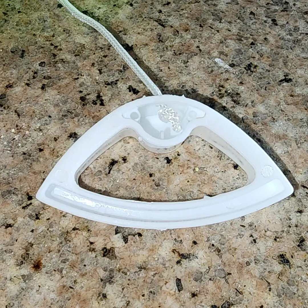 Picador de alimentos manual blanco con cuerda, diseño ergonómico y fácil de usar.